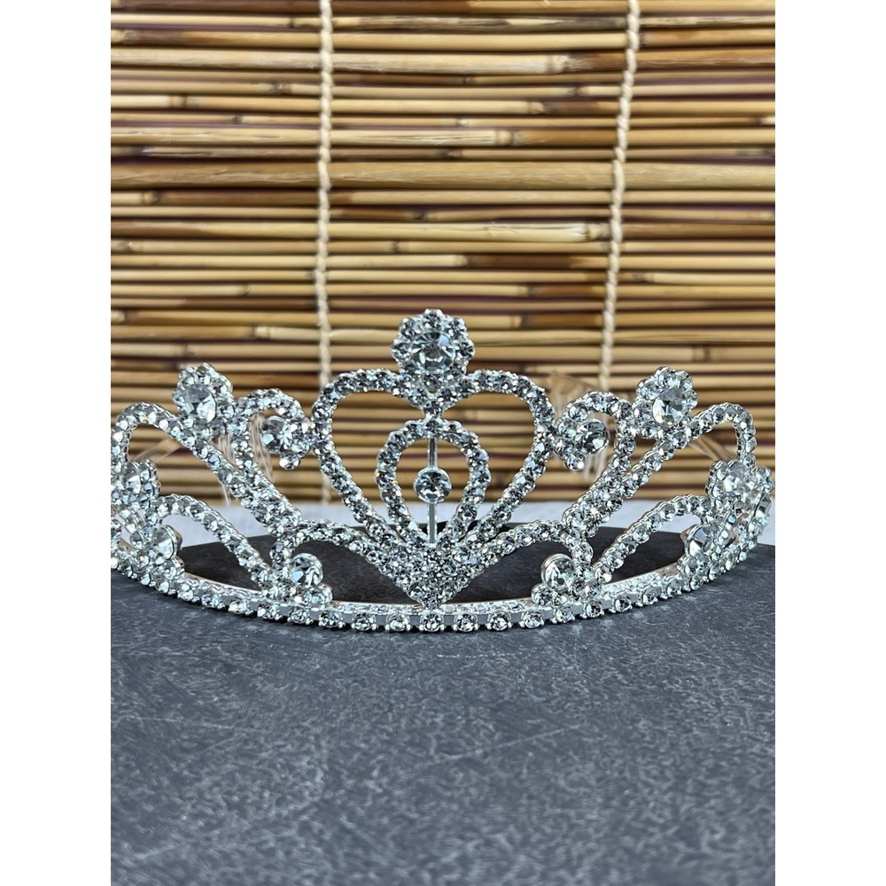 BEAUTIFUL RHINESTONE TIARA —silver Heart - Picture 4 of 5